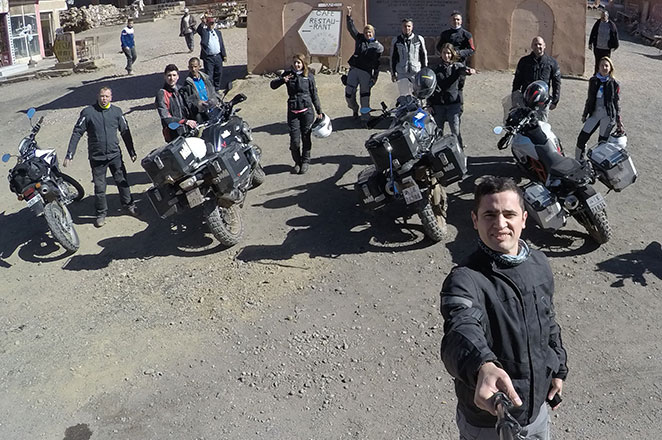 Motosikletle sonsuz çöllerde