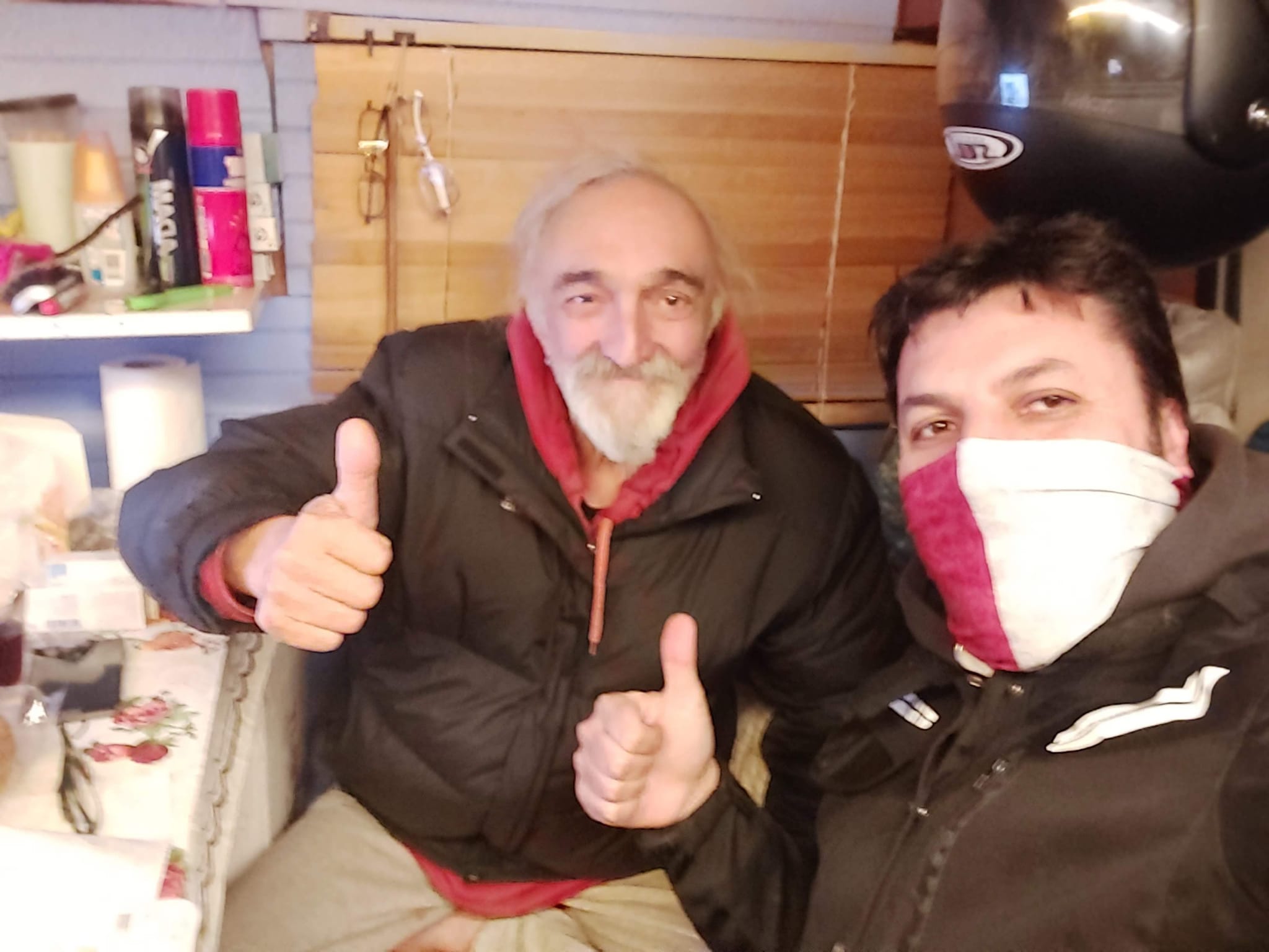 Pencereyi açmak yerine bir adımla temiz havaya kavuşuyorum