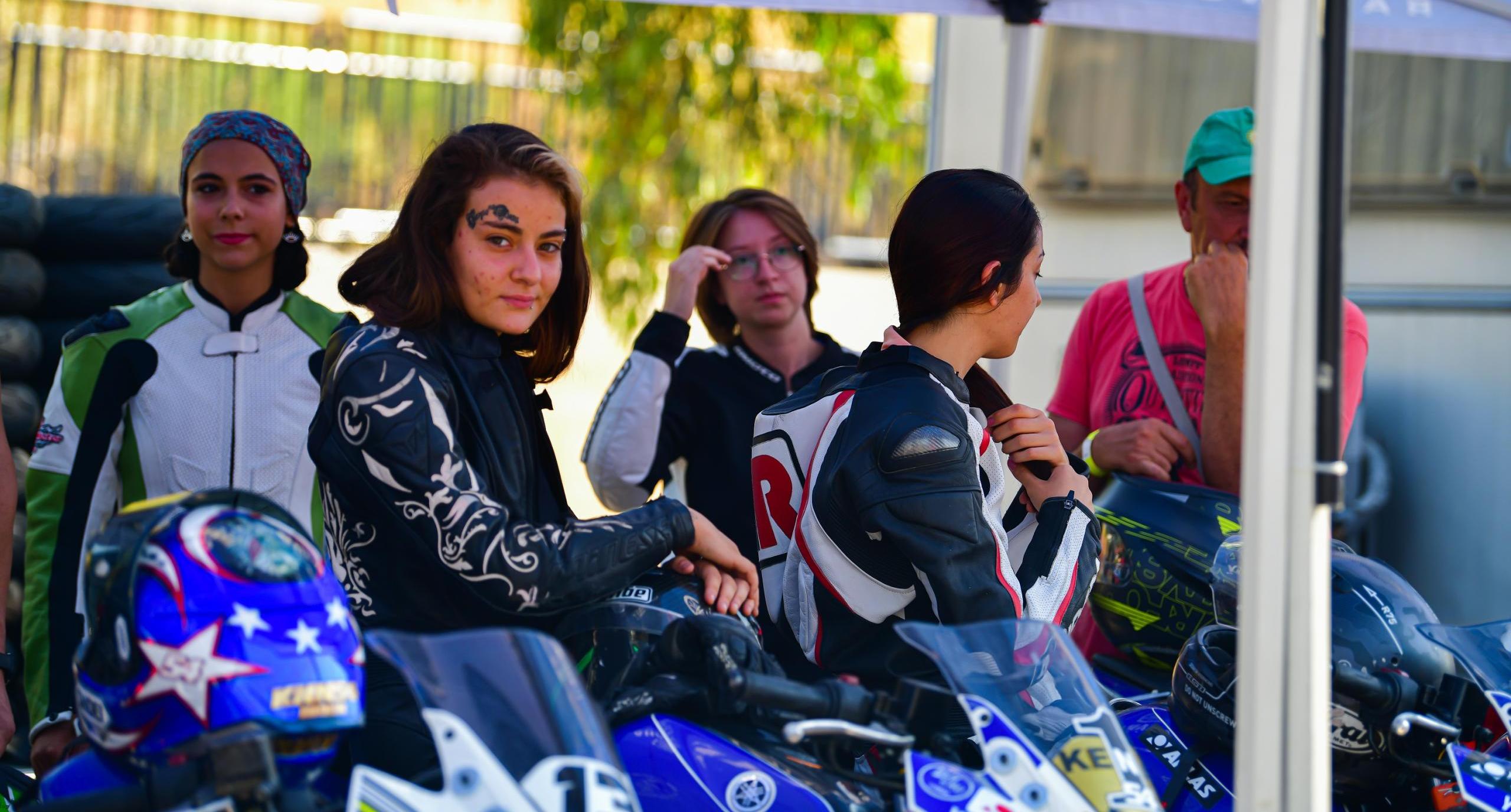 YAMAHA R25 KADINLAR KUPASI START VERİYOR