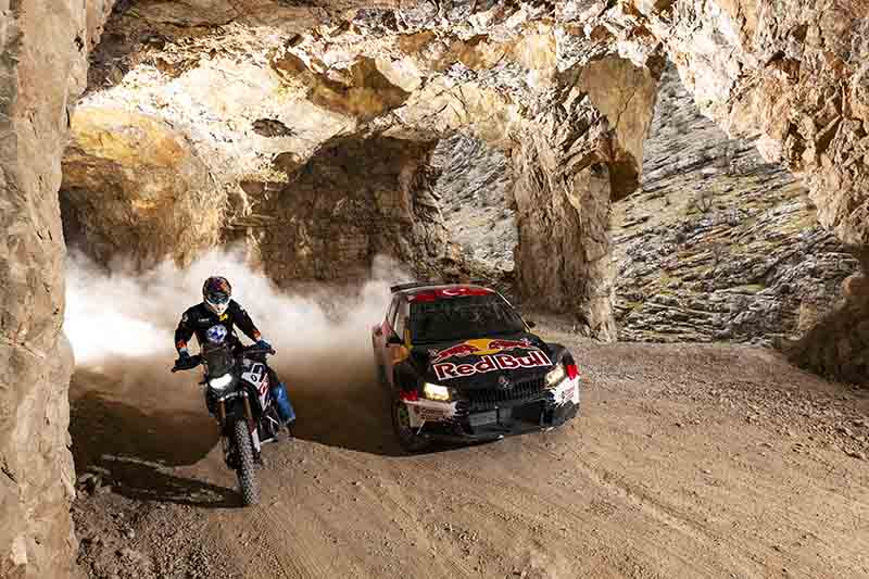 SEN ARABAYLA BEN MOTOSİKLETLE KARANLIK KANYON’DA…