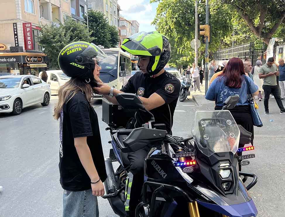 MOTOSİKLETLİ ZABITADAN SINAVA GEÇ KALANLARA YARDIM